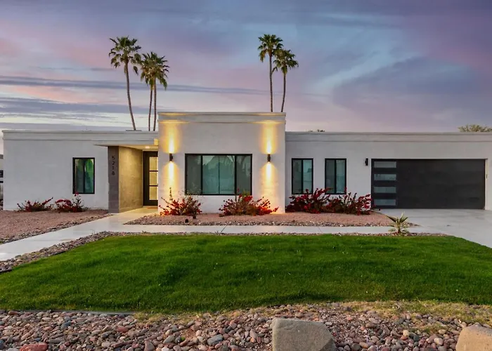 Luxury 4br Retreat Heated Pool, Mini Golf And Bbq Holiday home Phoenix