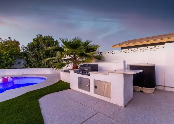 Luxury 4br Retreat Heated Pool, Mini Golf And Bbq Phoenix